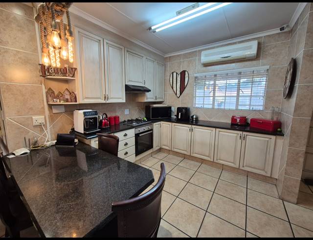 3 BEDROOM TOWNHOUSE SOLD IN VANDERBIJLPARK SE 3